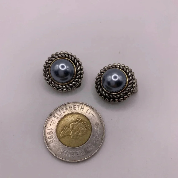 #019 Vintage silver tone grey faux pearl clip on earrings - Picture 4 of 4